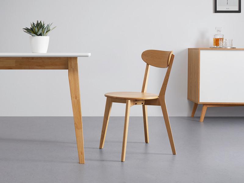 dřevěná jídelní židle