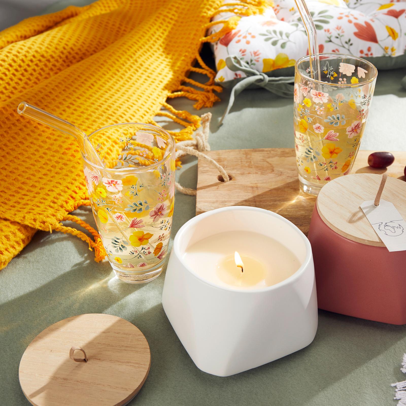 poháre s kvetinovým vzorom summer cocktail, sviečky