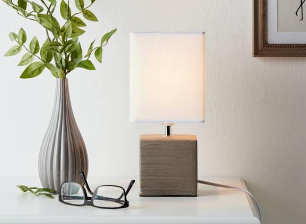 Schirmlampe neben Vase