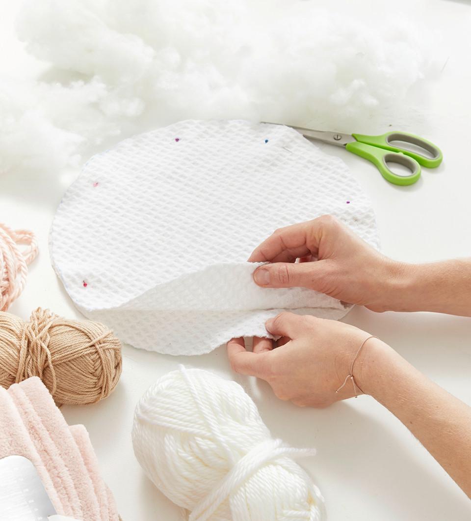 DIY vankúš s brmbolcami v boho štýle postup 3