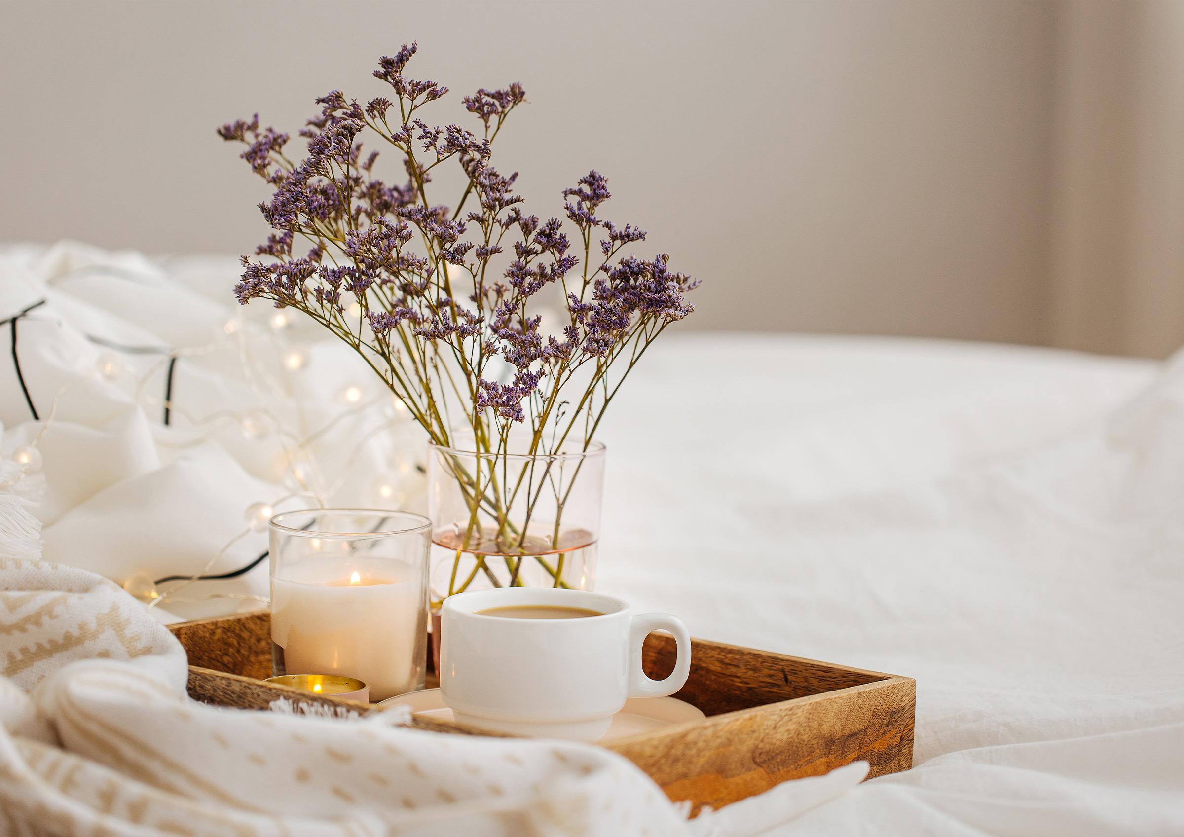 holztablett mit kaffetasse auf bett