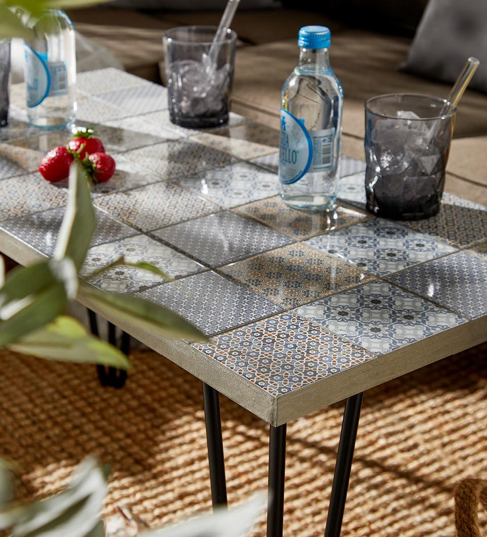 štýlový DIY stolík s retro vzľadom na balkón alebo terasu