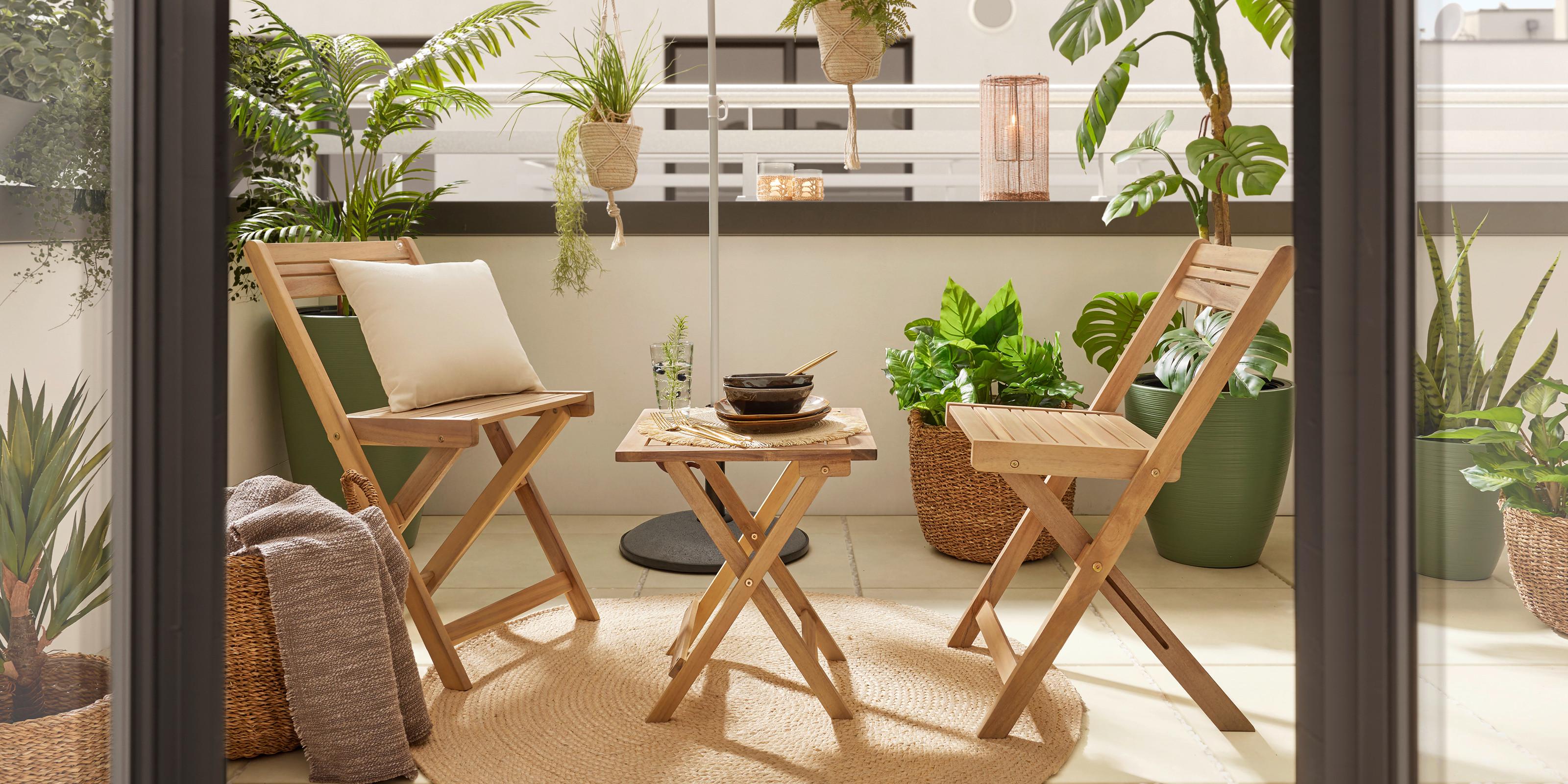 Elegantní malý balkon s dřevěným sezením a rostlinami