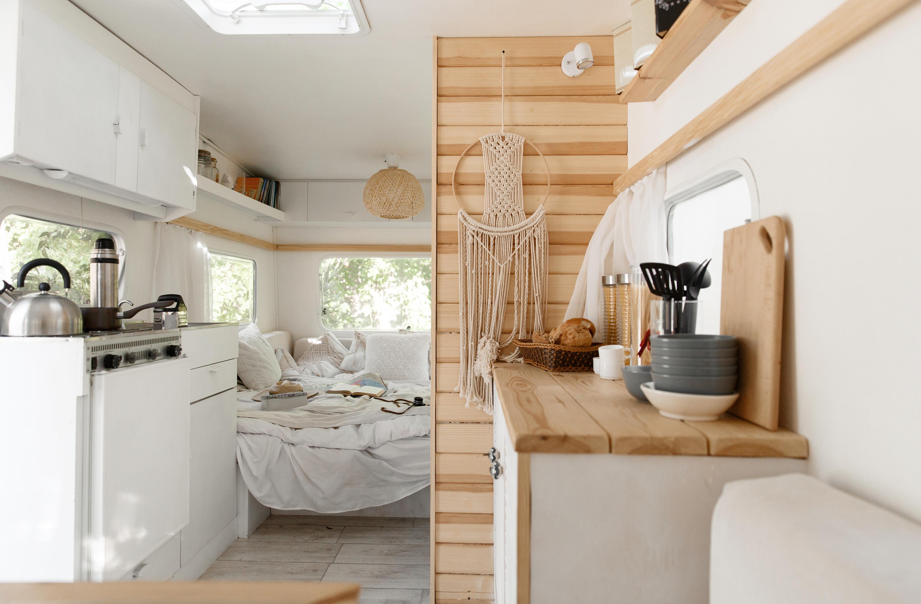 interiér karavanu zariadený v škandinávskom štýle s boho prvkami