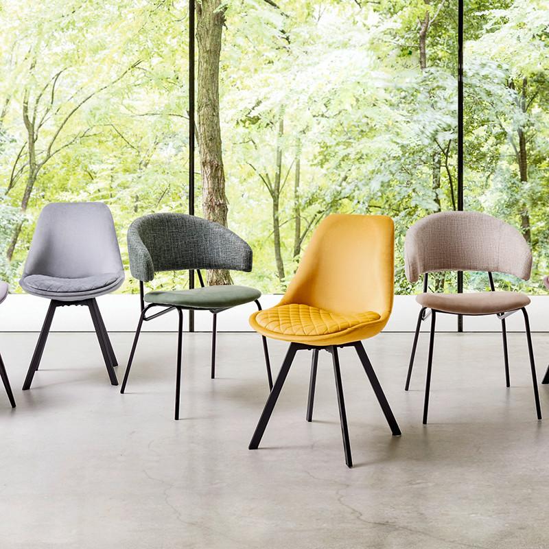 barevné čalouněné židle