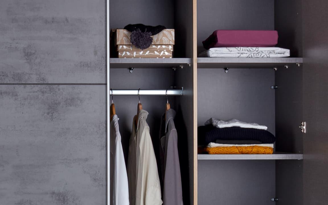 Gefaltene Kleidung in Schrank