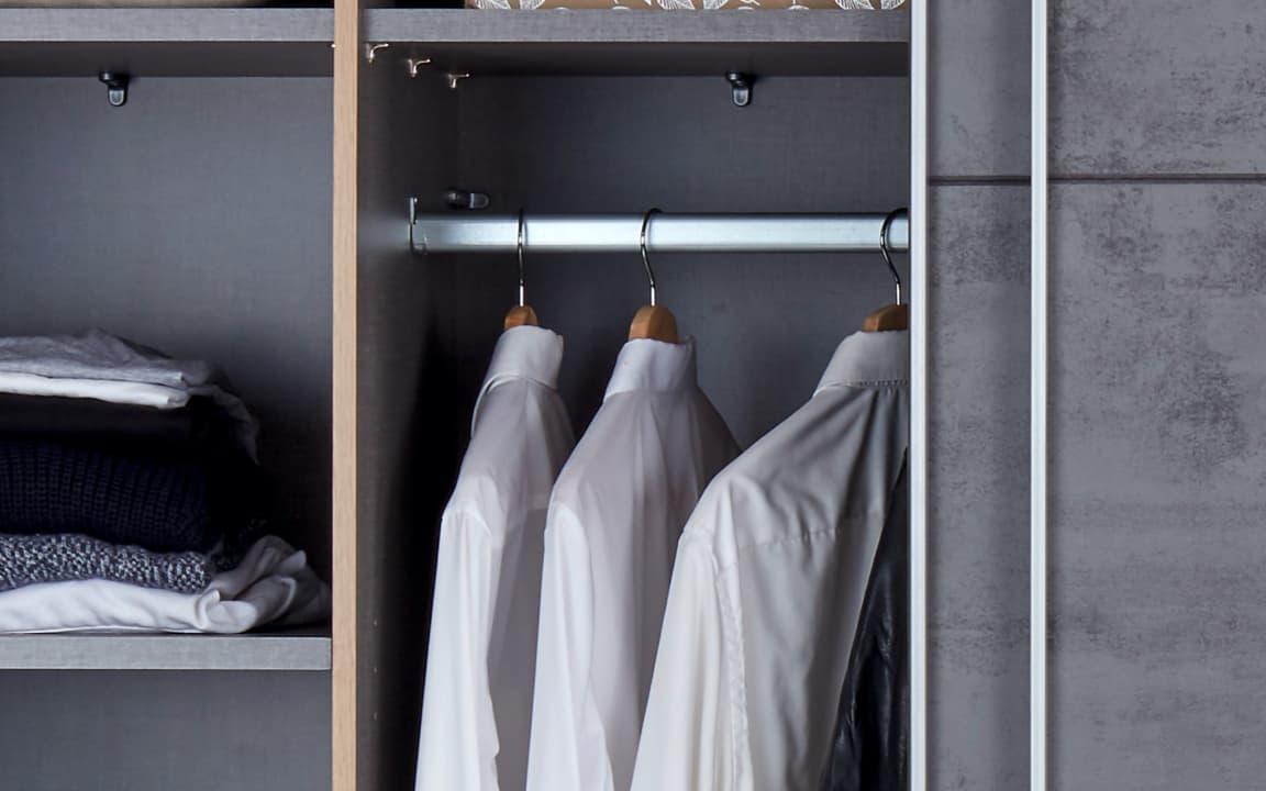 Hemden auf Kleiderbügel in Schrank