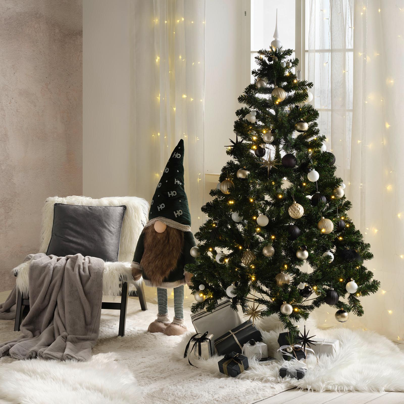 vánoční stromek s černými a zlatými vánočními ozdobami