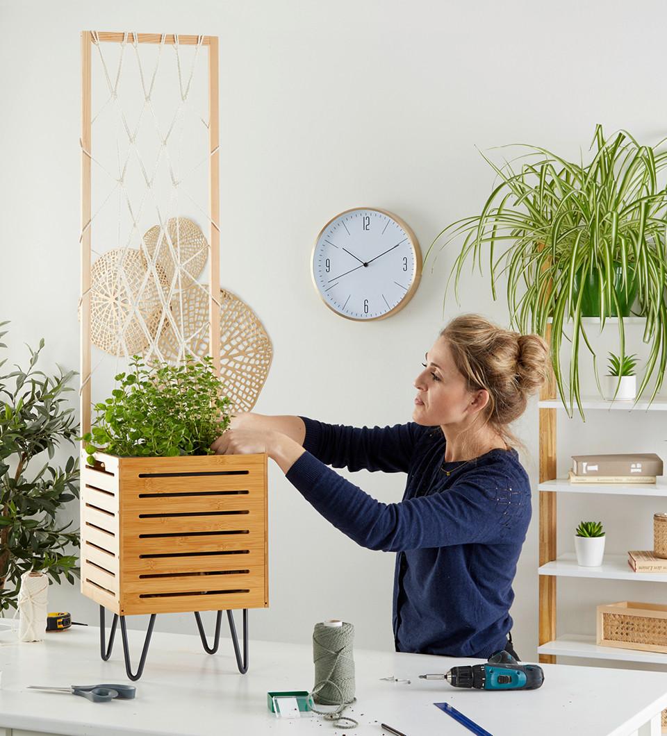 DIY kvetináč na terasu s oporou s makrame výpletom