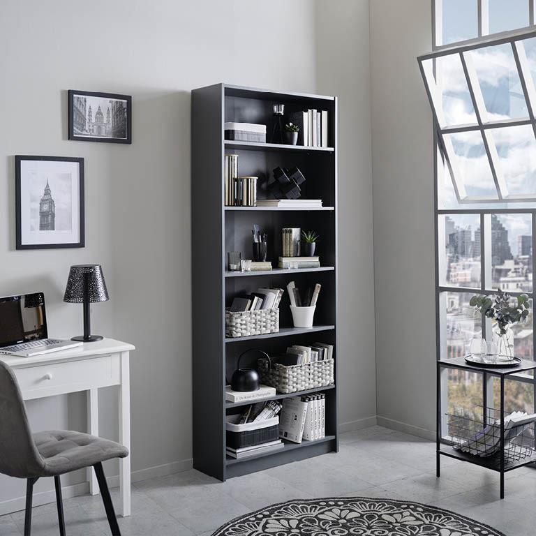 vysoký čierny regál s policami