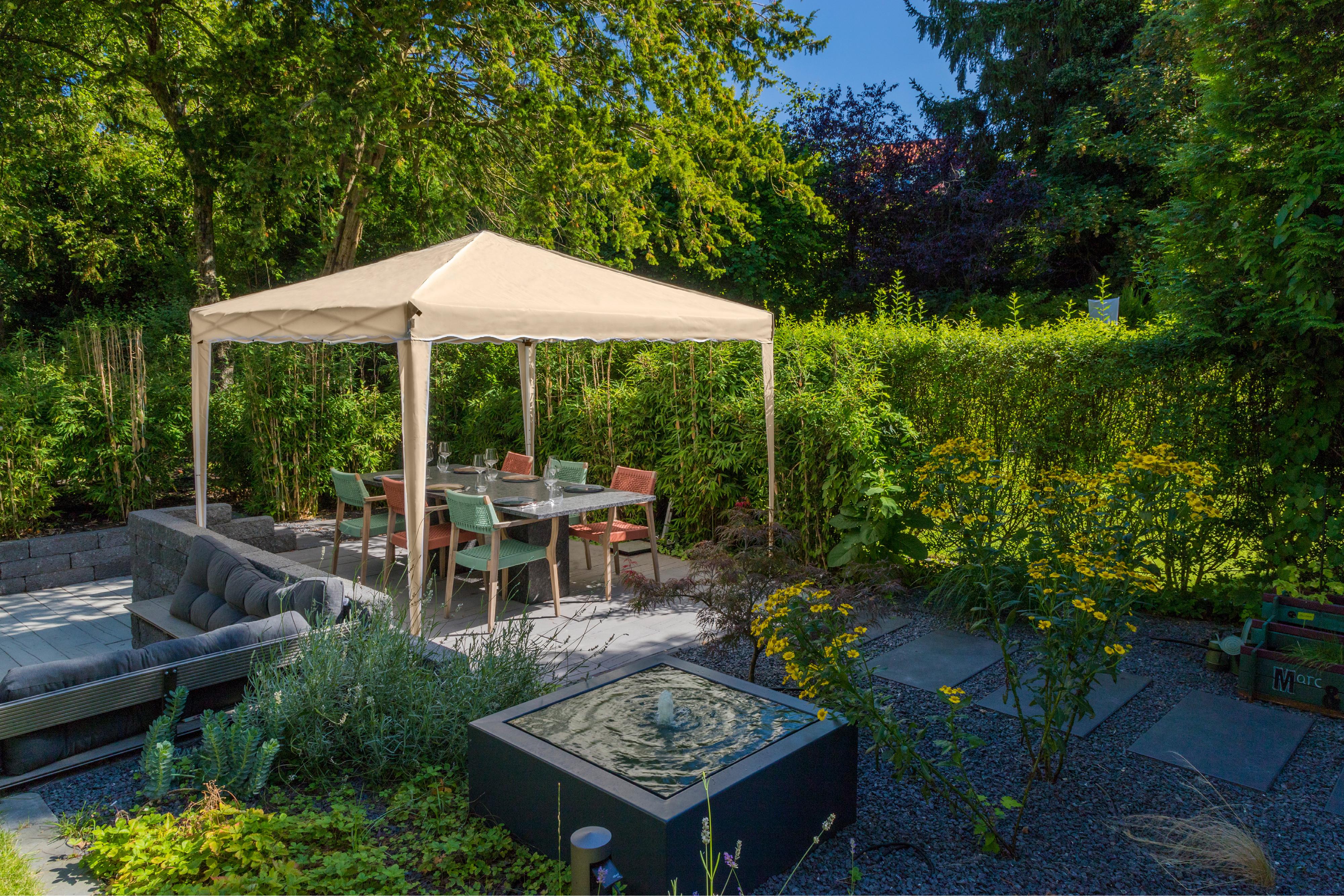 Beiges Pavillon mit Tragetasche