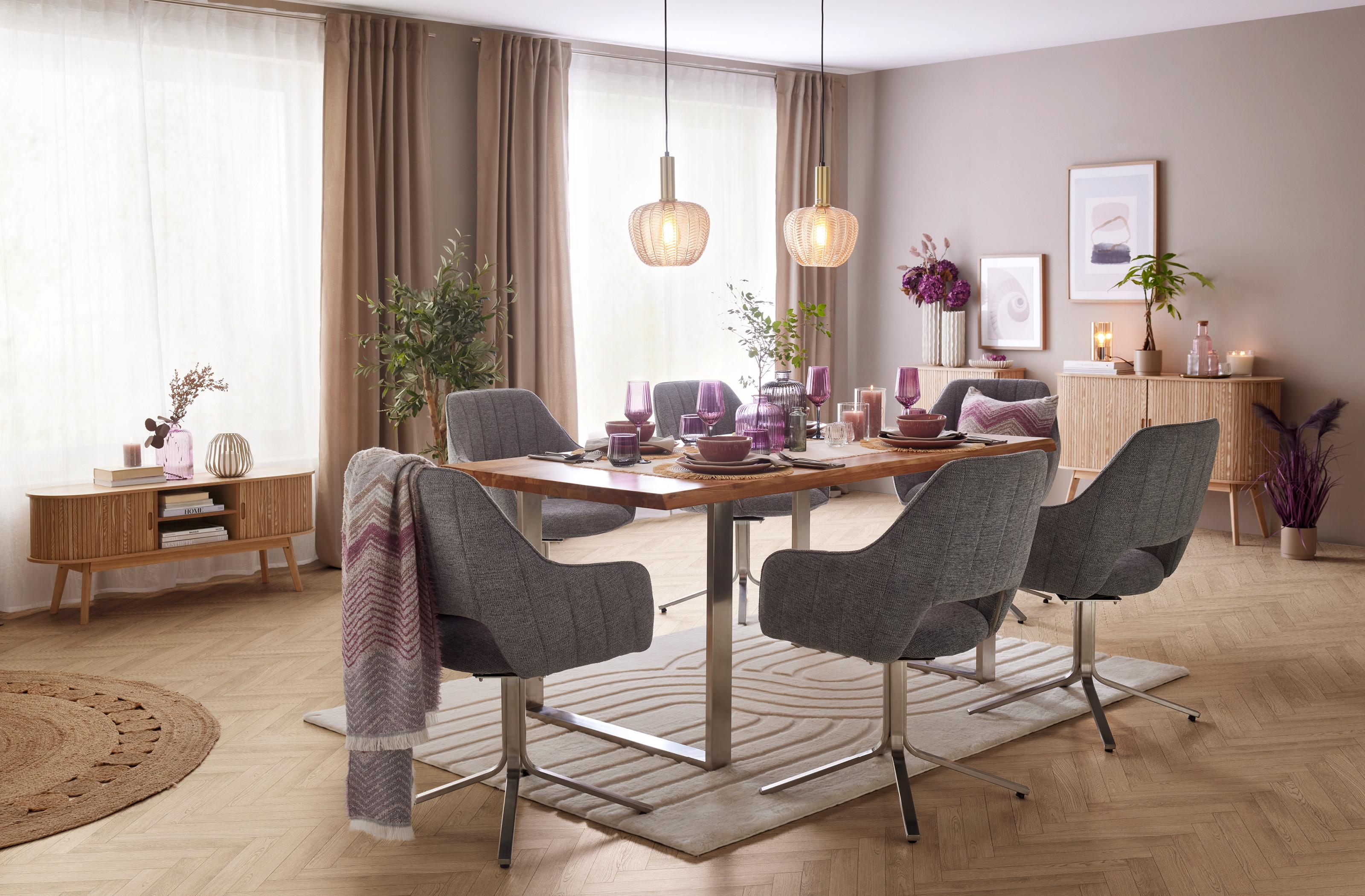 Jedáleň v štýle Cozy Autumn s modernými stoličkami a rúžovým jedálenským servisom