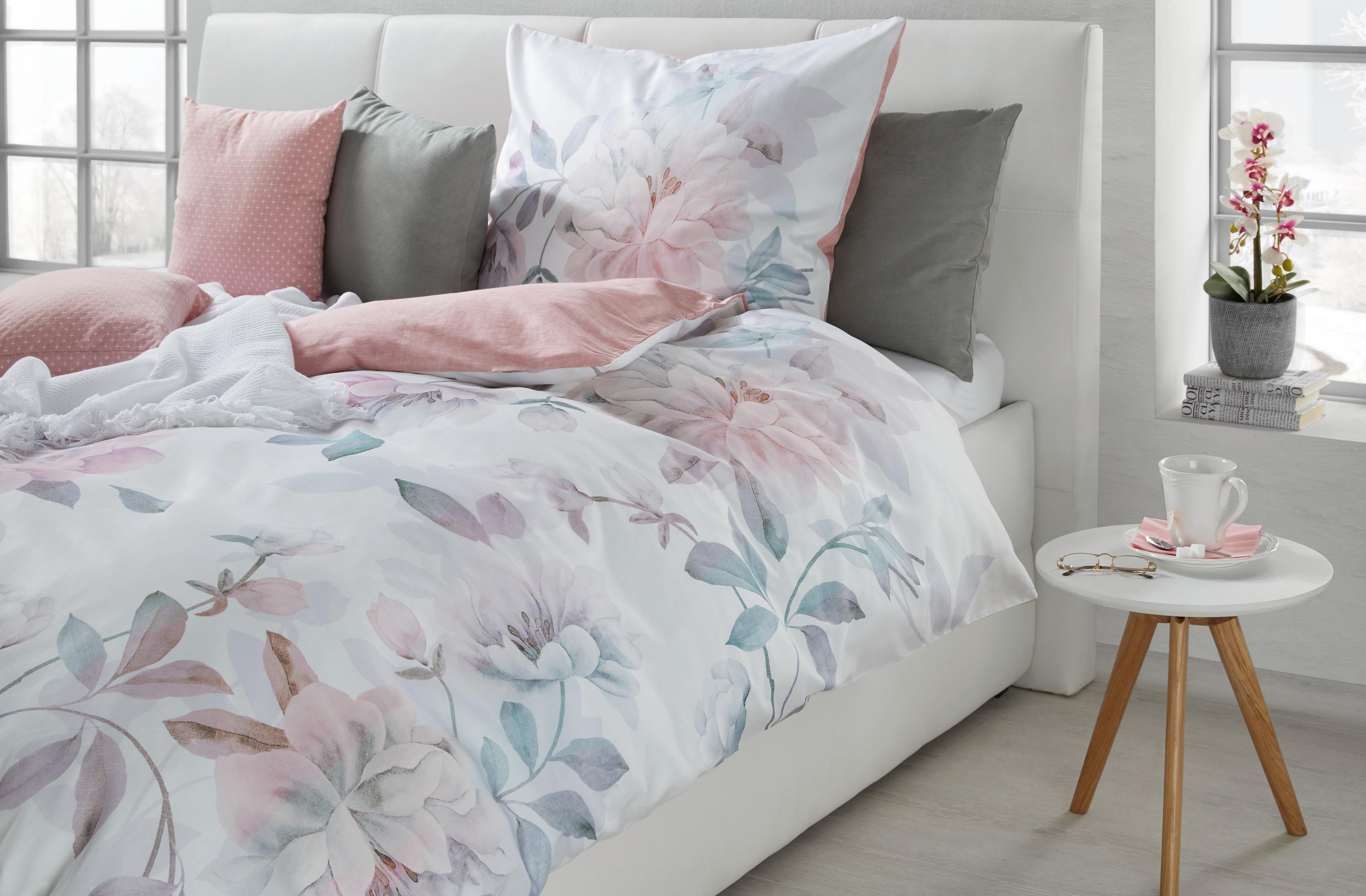 textil do spálne, posteľná bielizeň s kvetovým vzorom