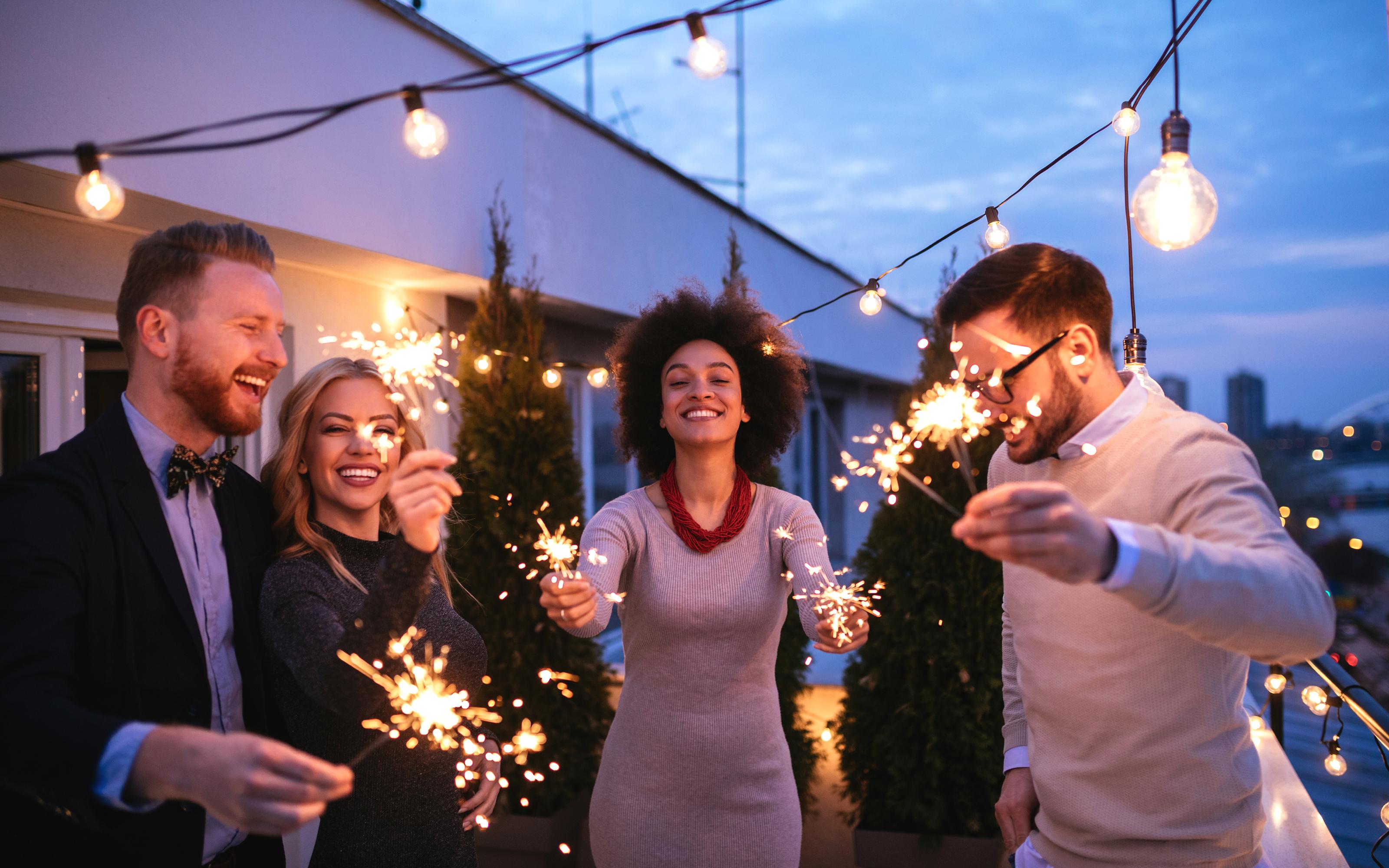 silvester, mladí ľudia s prskavkami