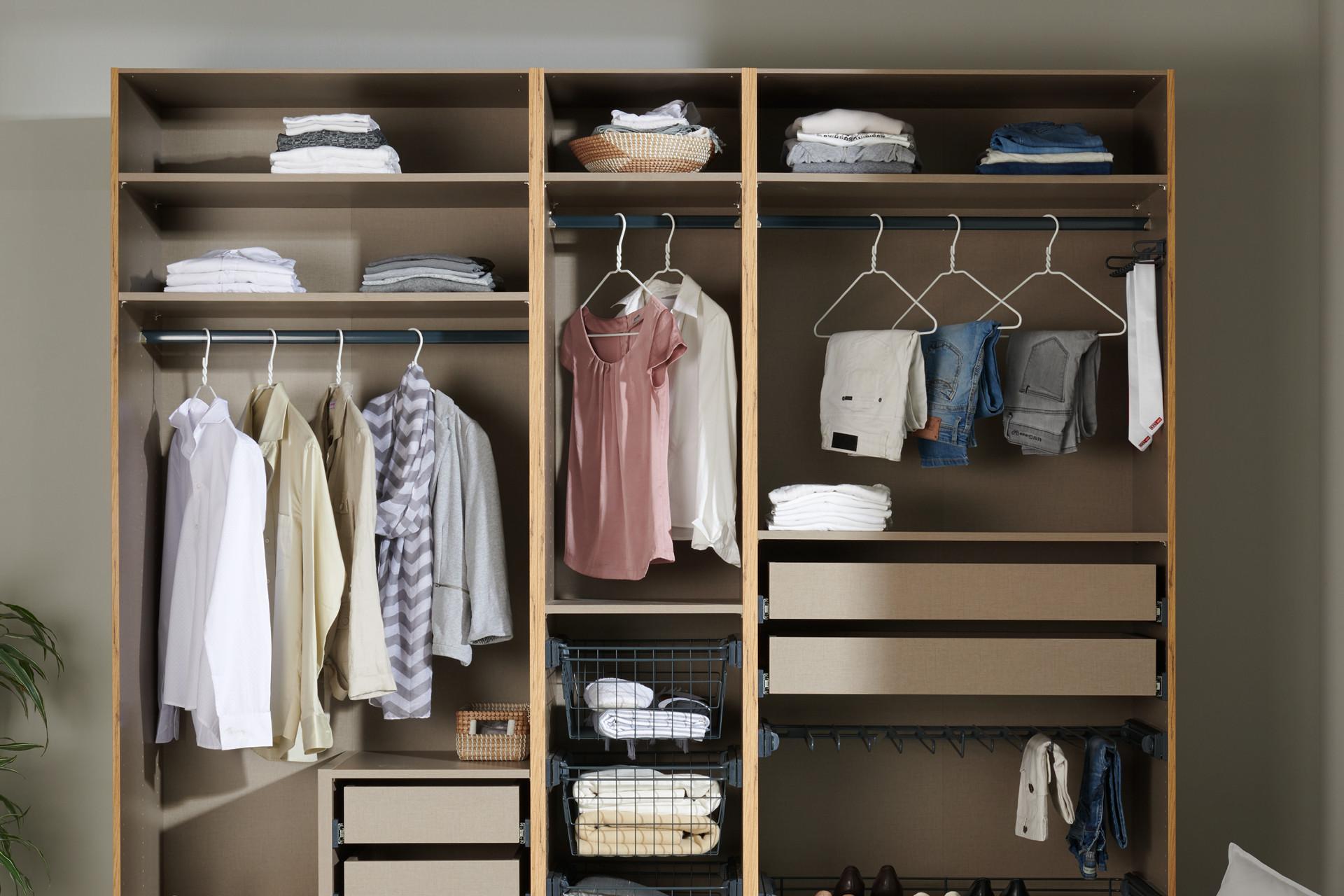 Offener Kleiderschrank mit verschiedenen Ausstattungen