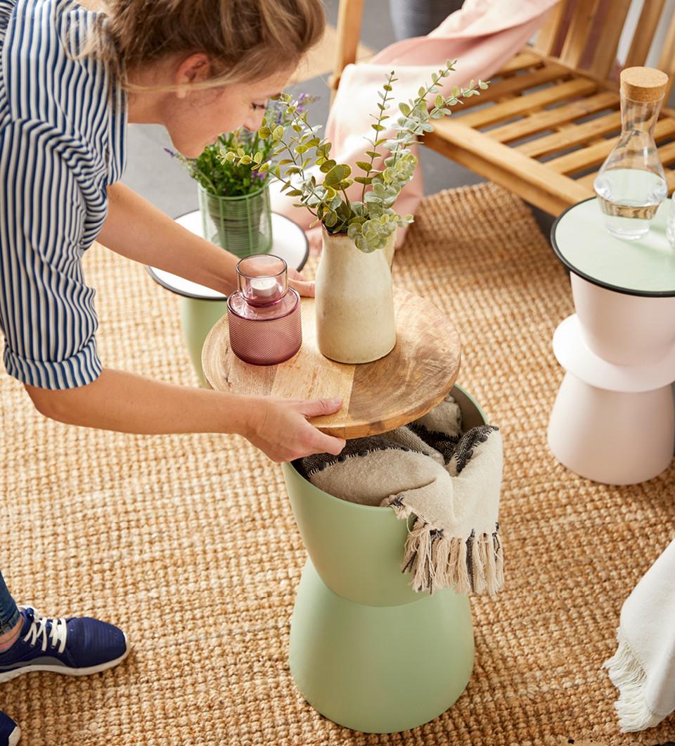 DIY príručný stolík na balkón s úložným priestorom
