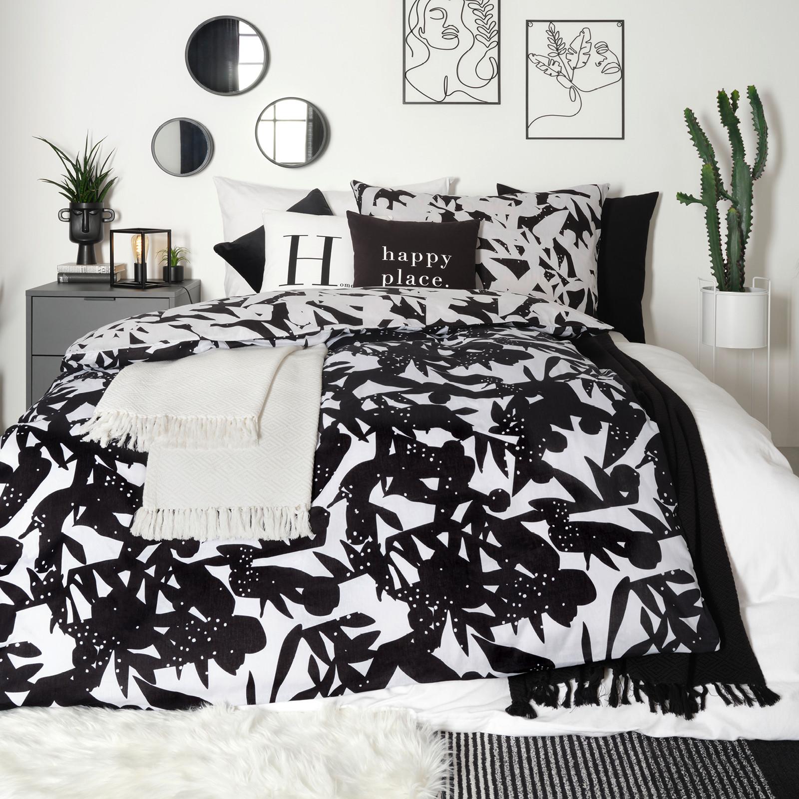 vzorované čierno-biele posteľné prádlo, textil do spálne