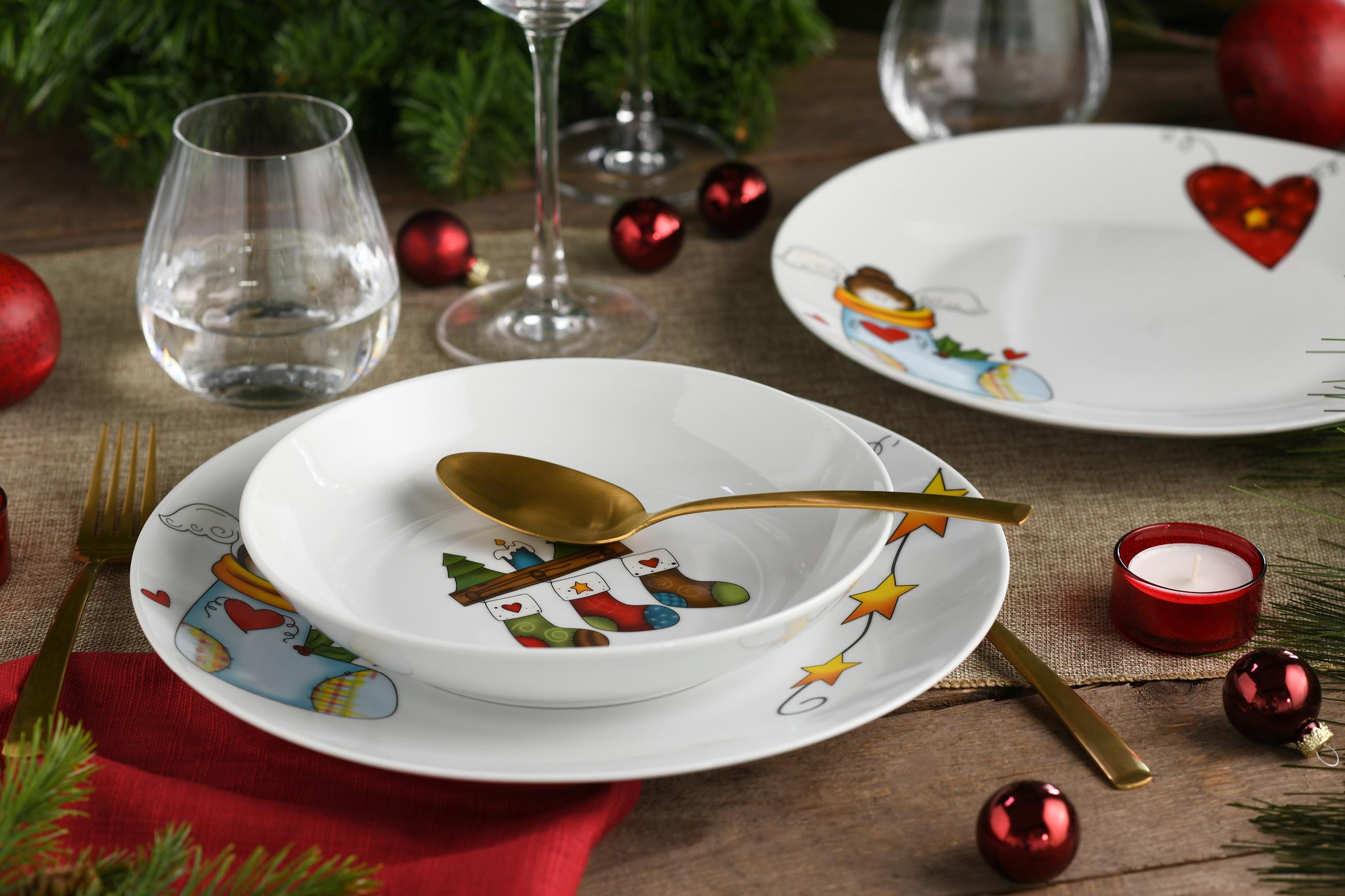 Tafelservice aus Porzellan mit Weihnachtsmotiven