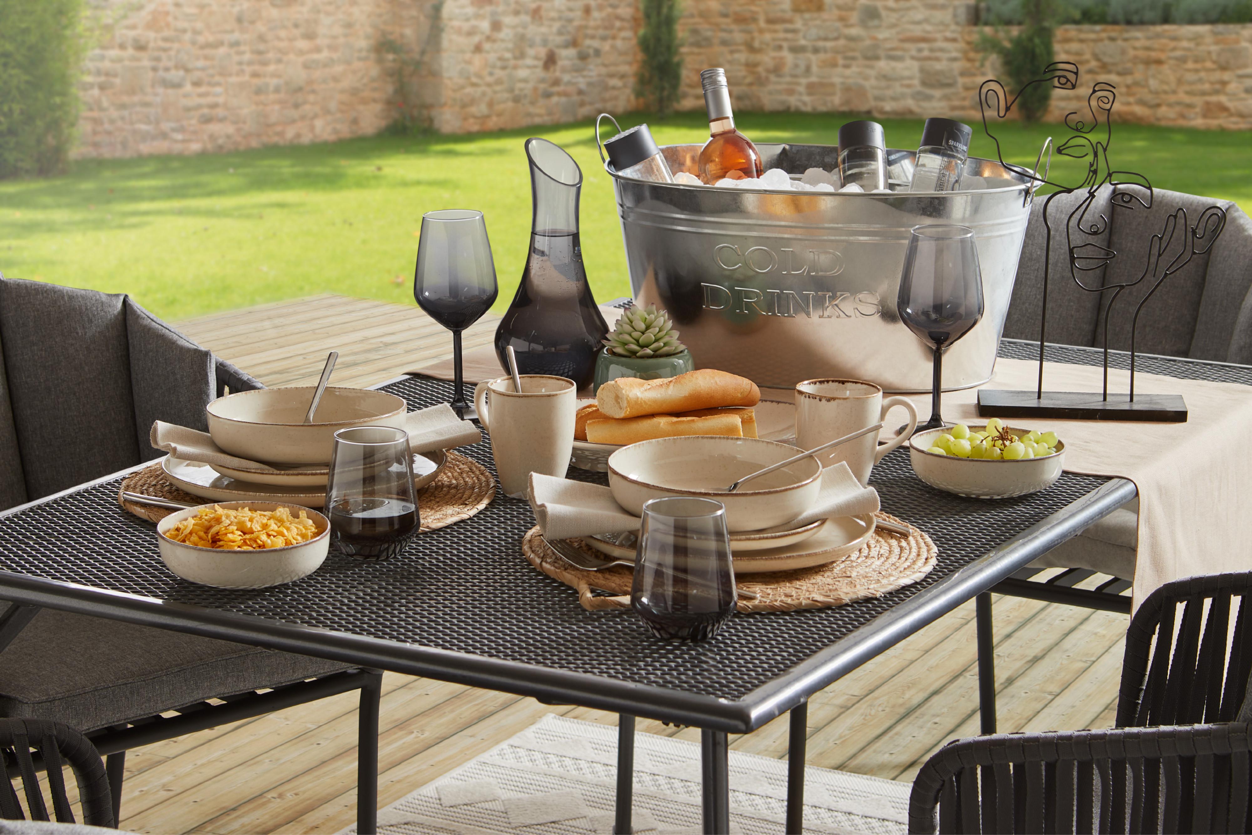 Gedeckter Tisch im Garten