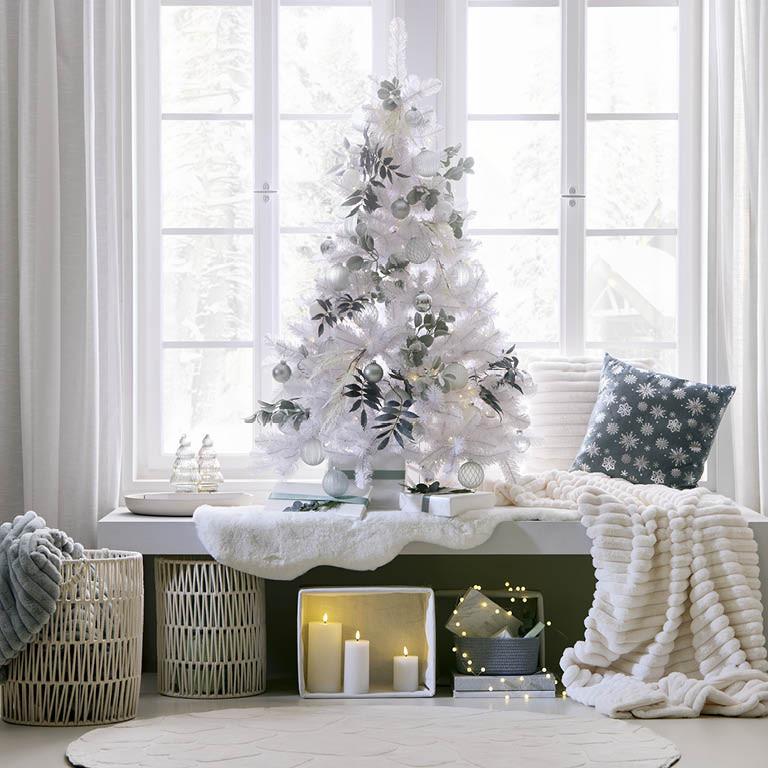 vianočný stromček a dekorácie