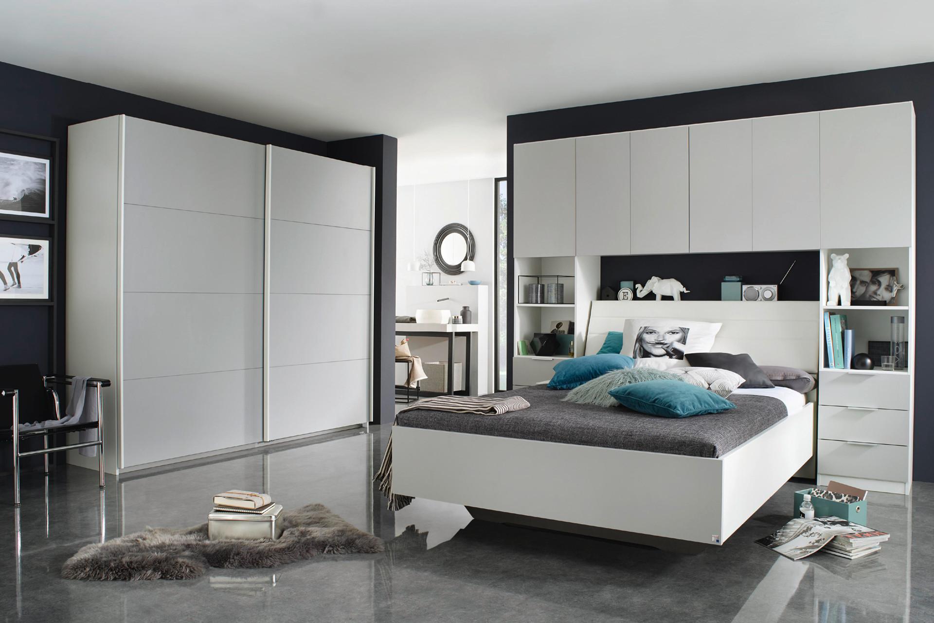 Komplettes Schlafzimmer in weiß