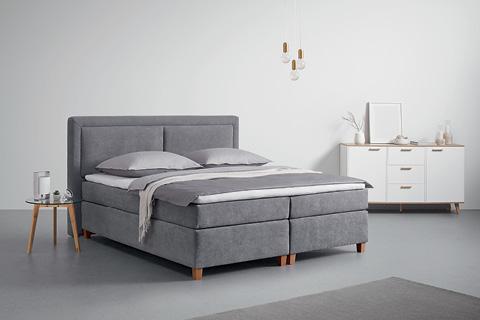 luxusná sivá posteľ v škandinávskej spálni