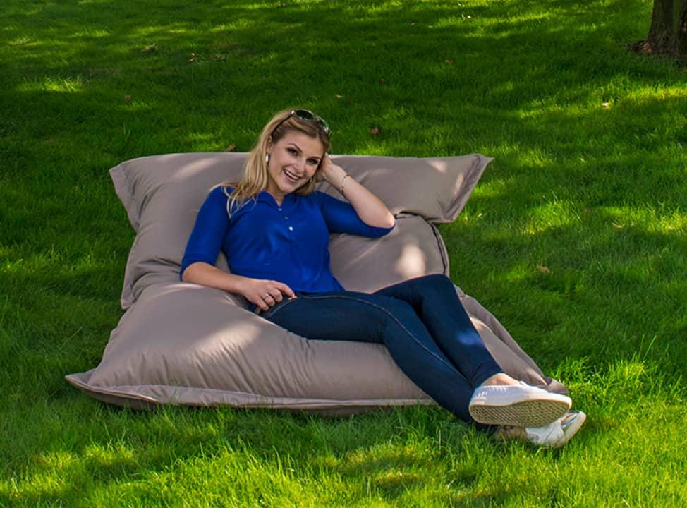 Frau auf Sitzsack in der Wiese