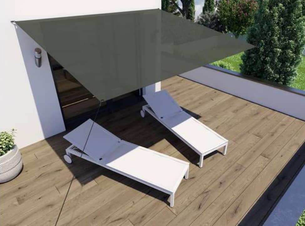 Sonnensegel über Liegestühlen auf Terasse