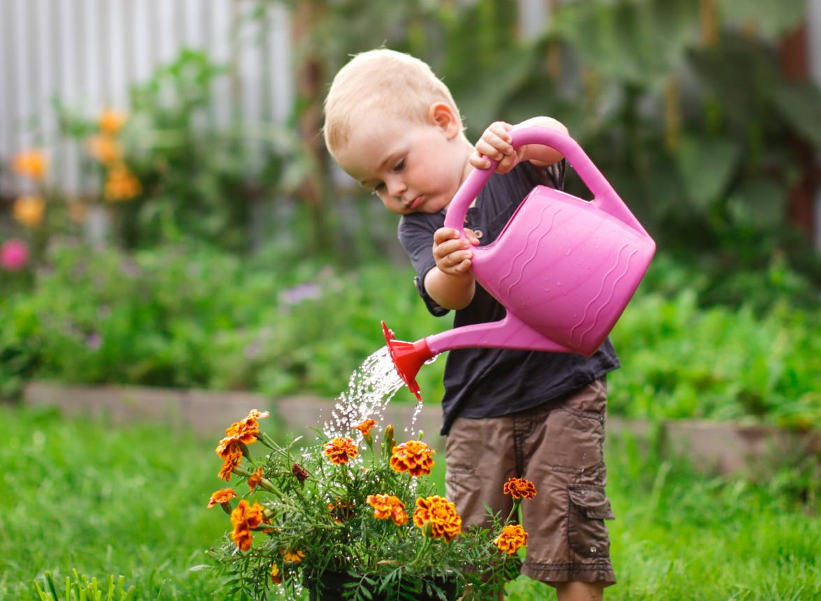 X-AT-LP-Familienzeit-im-Freien-Gartenarbeit-AS306089951.jpg