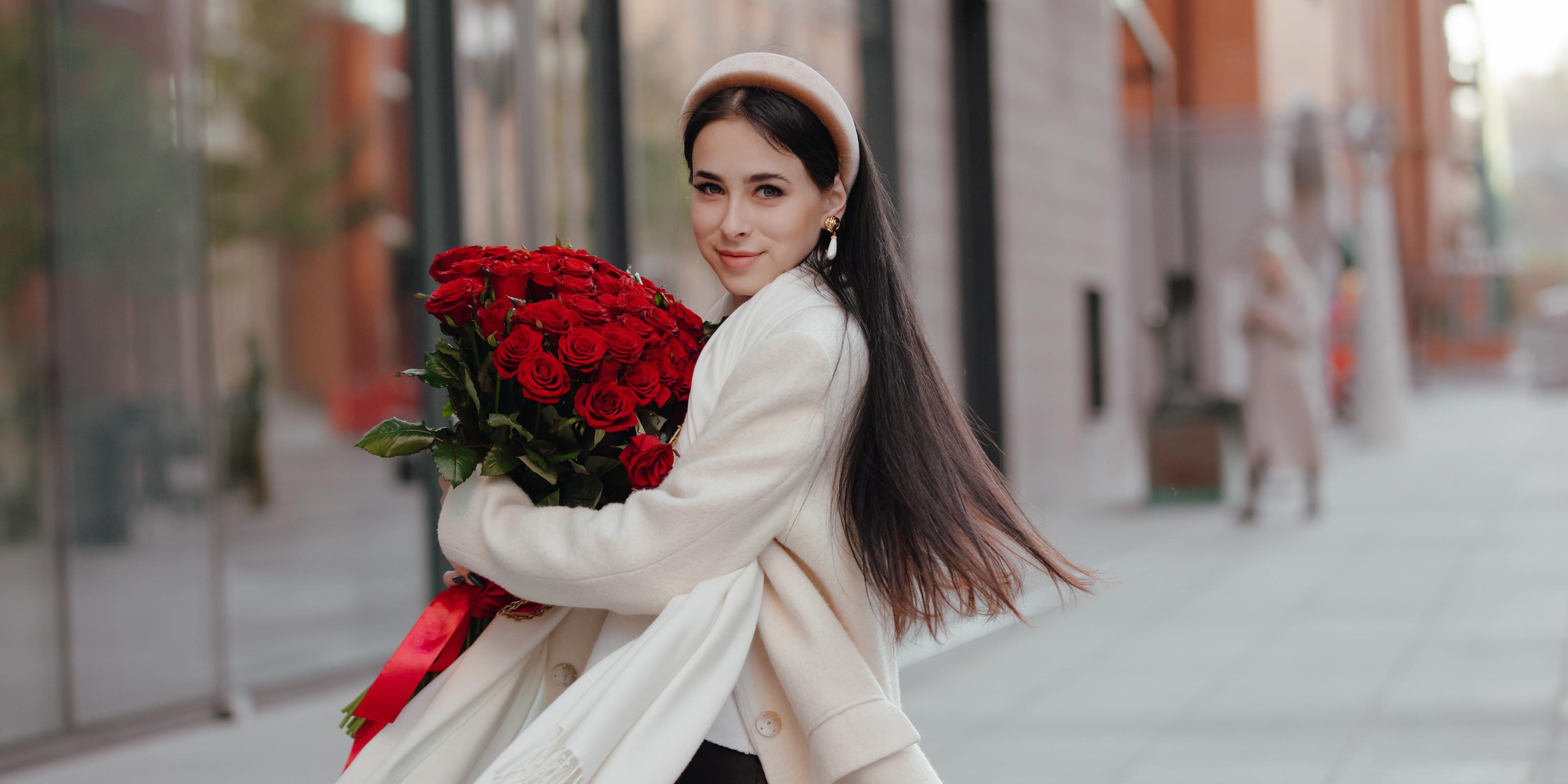 mladá žena s kyticou ruží, single Valentín