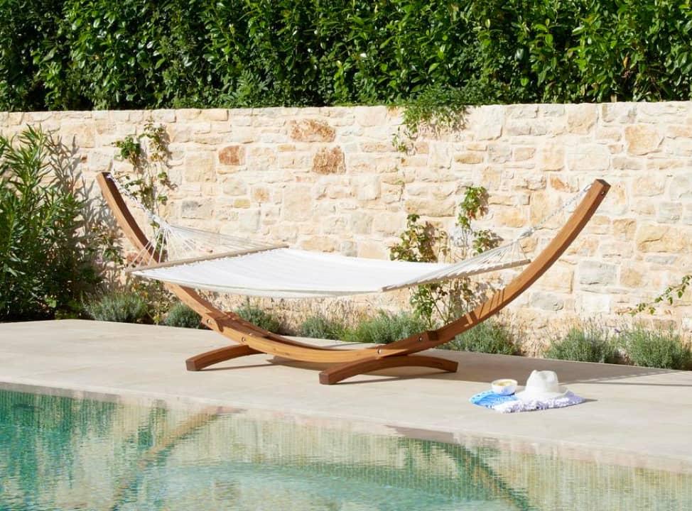 Hängematte neben Pool im Garten