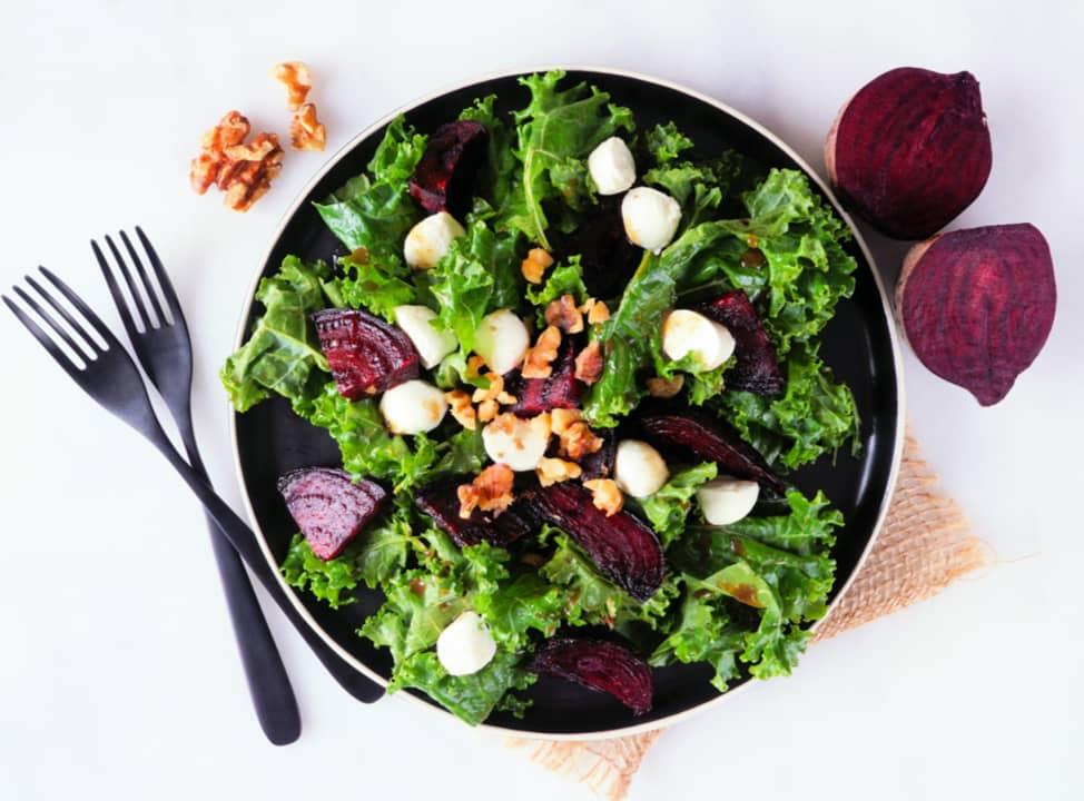 Grüner Salat mit roten Rüben