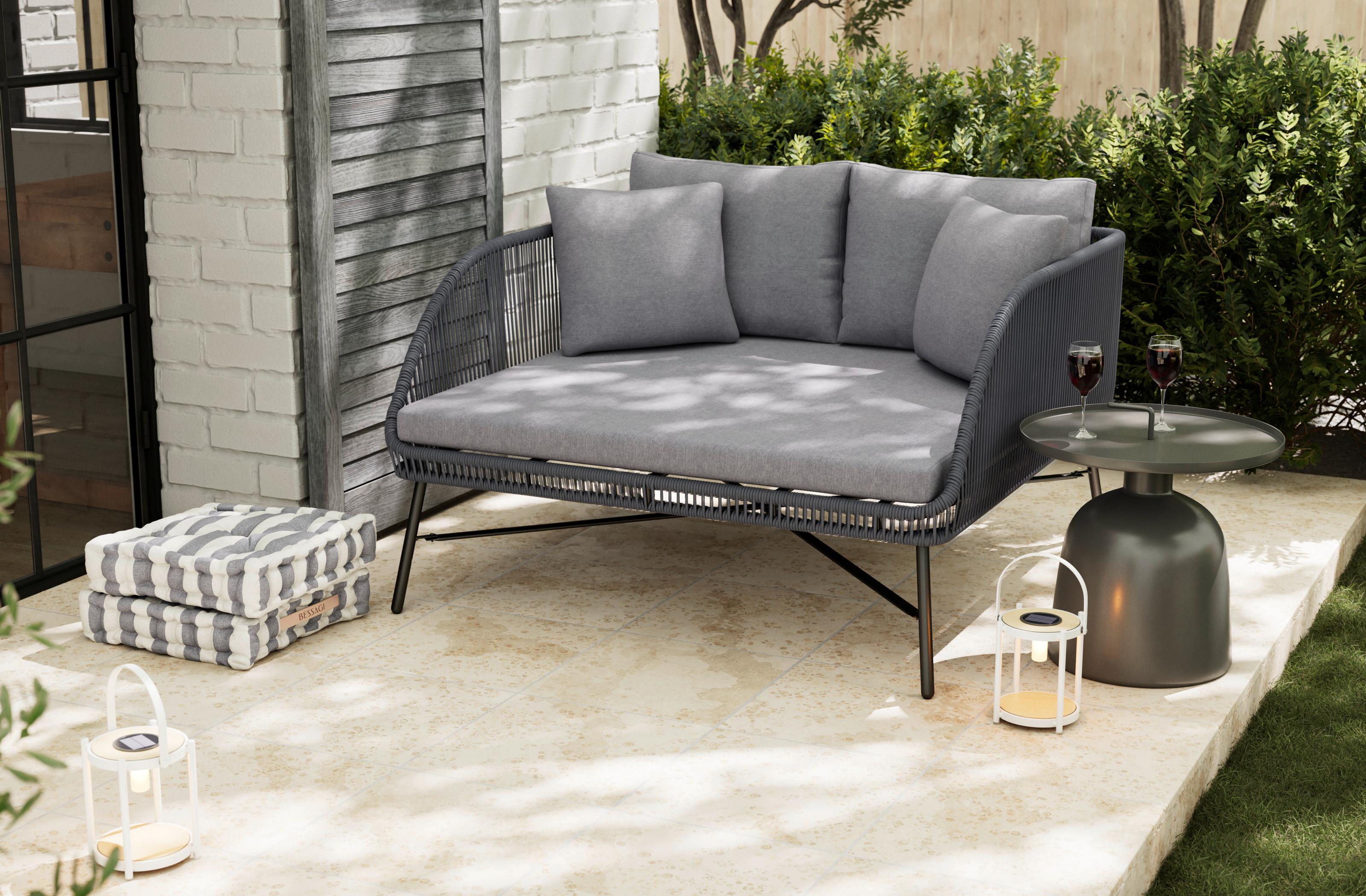 veľká a pohodlná záhradná pohovka