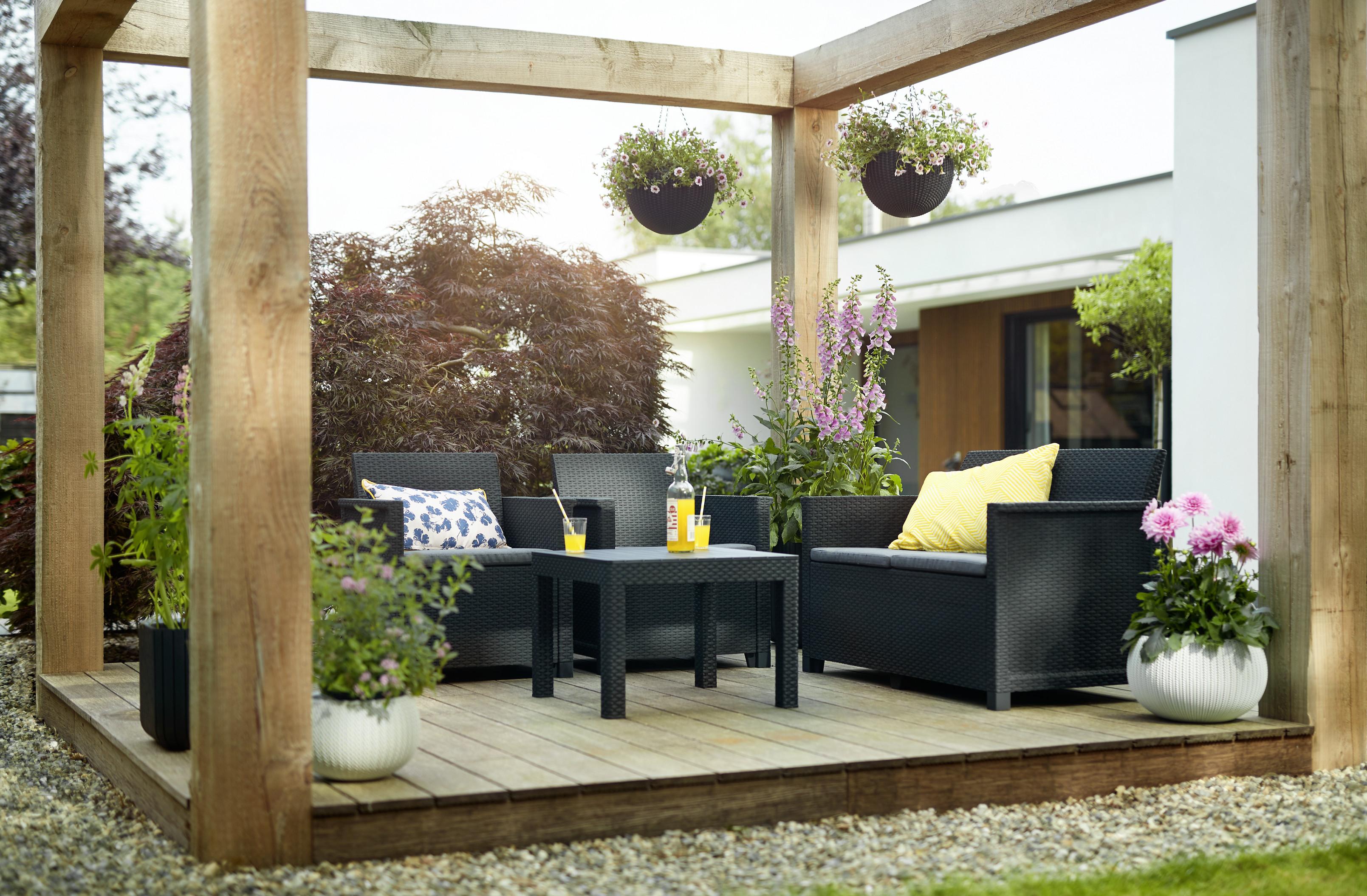 Loungegarnitur aus Kunststoff mit Bank, Sessel und Tisch
