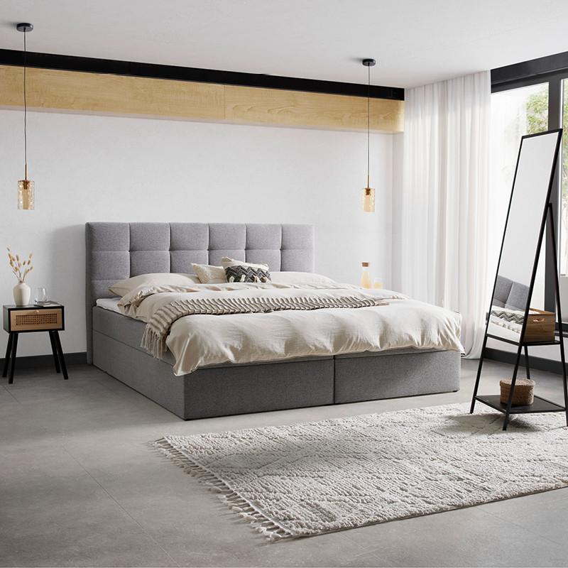 sivá posteľ s čelom