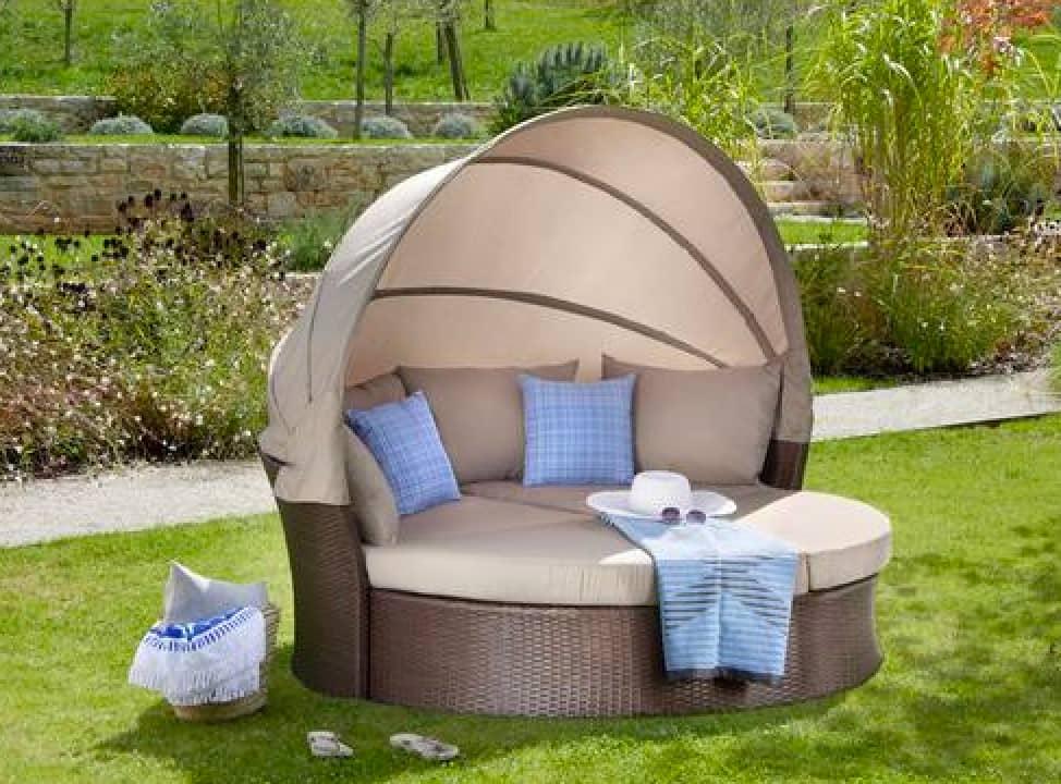 Sonneninsel mit gemütlichen Polstern im Garten