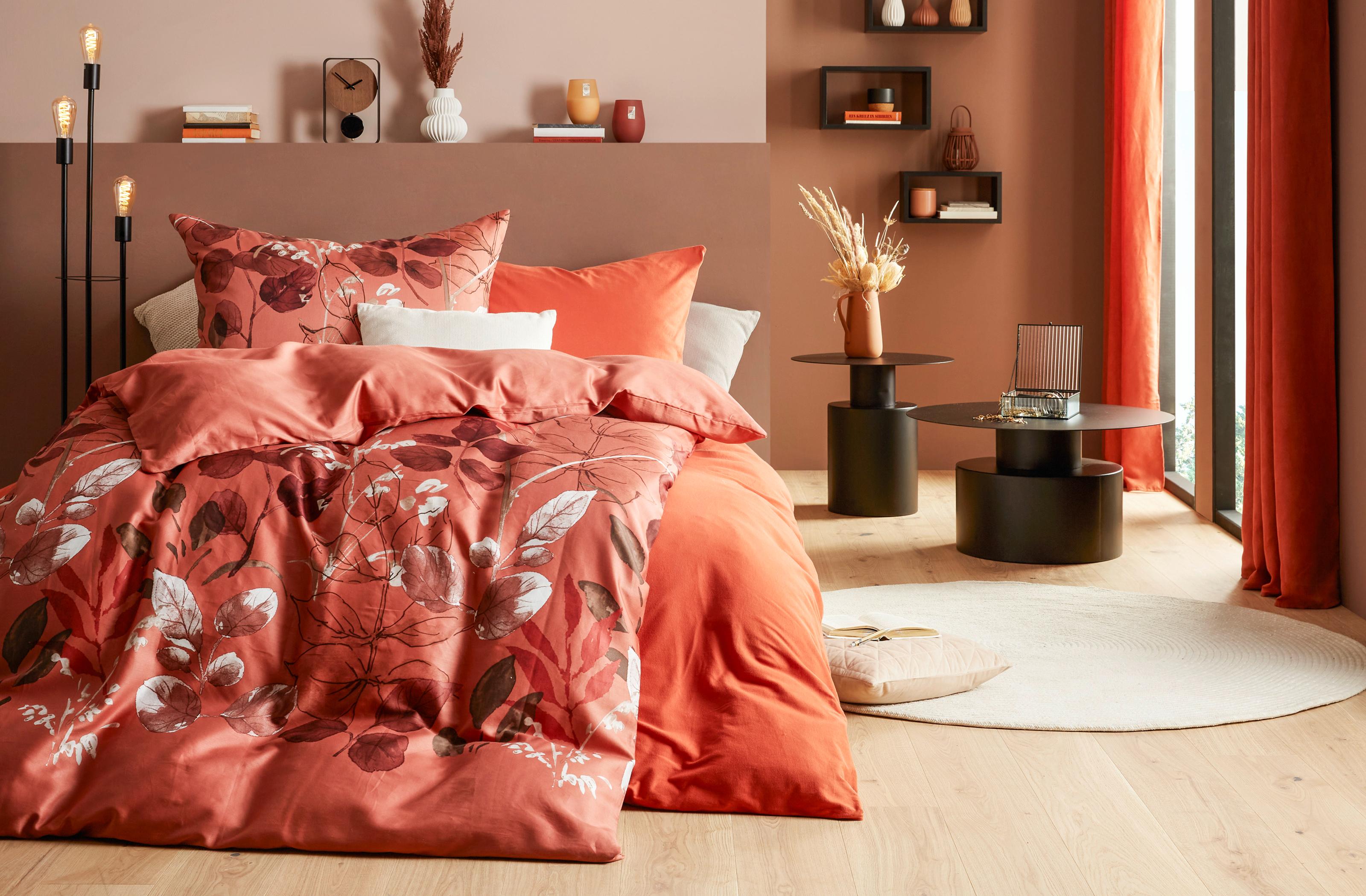 posteľná bielizeň v sýtej oranzovej farbe, textil do spálne