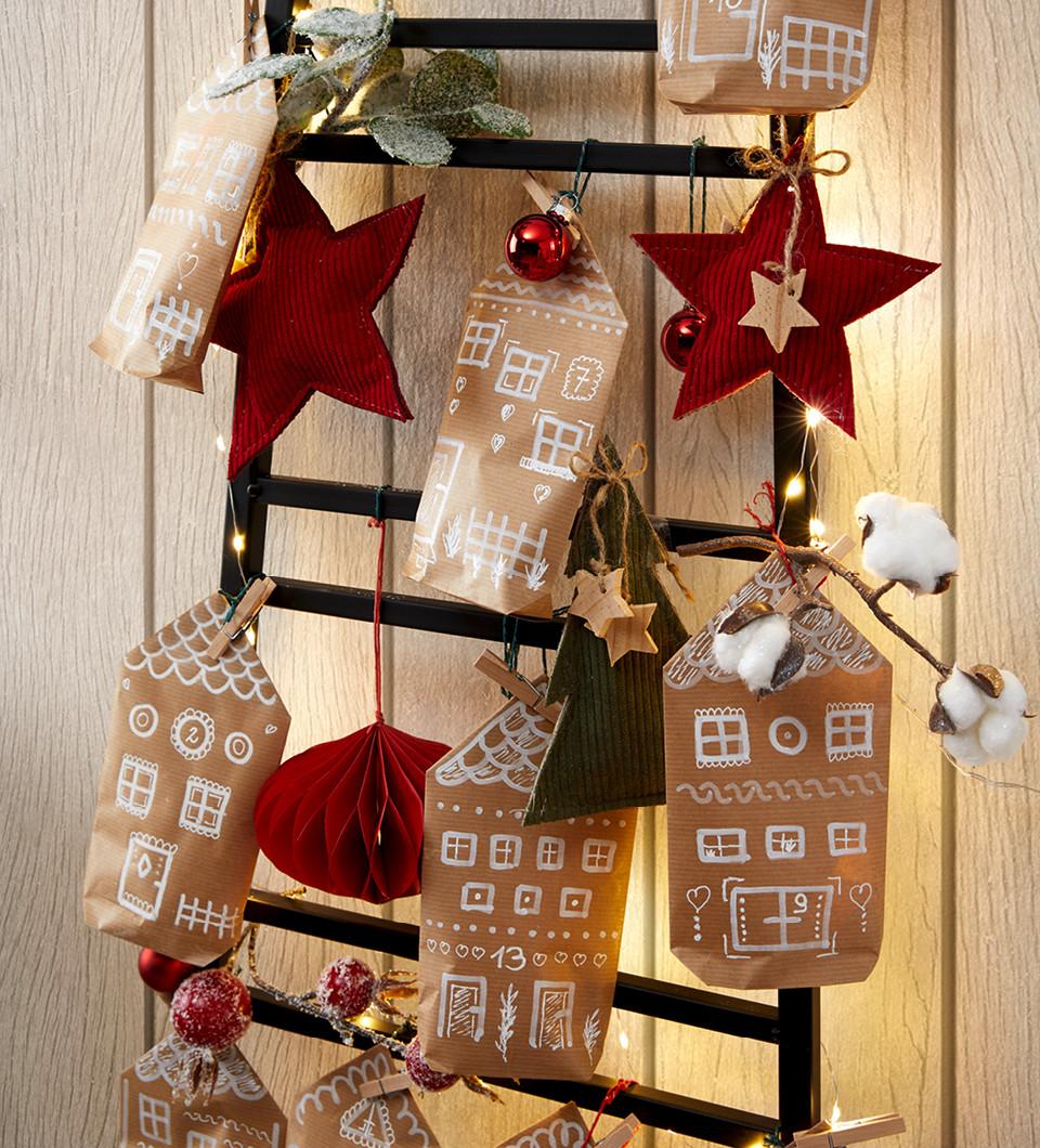 zábavný adventný kalendár vyrobený z baliaceho papiera