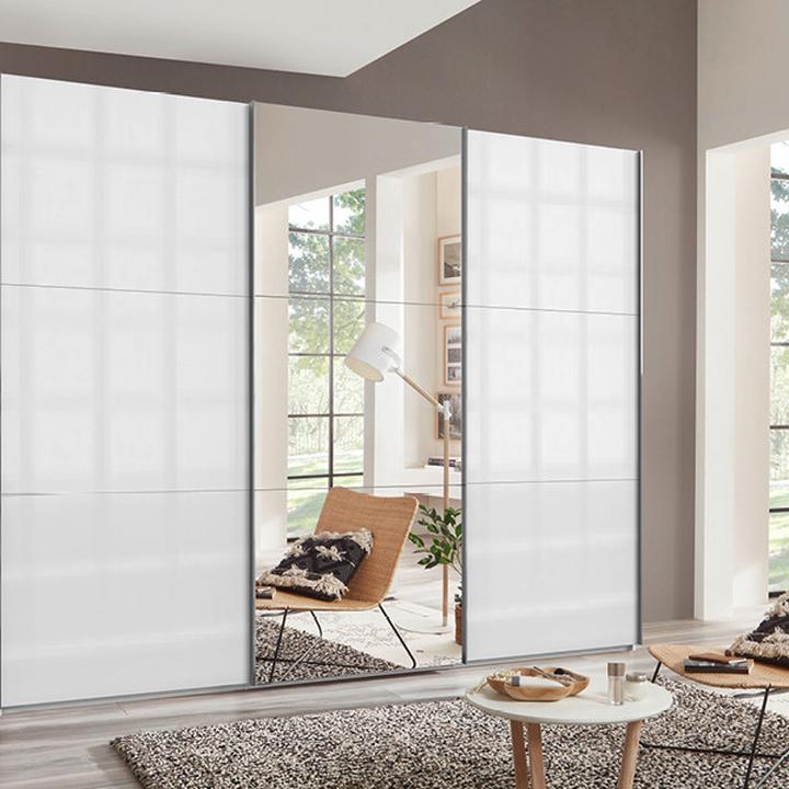 vysoká šatní skříň