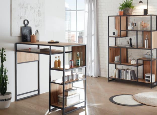 Regale in hellem Zimmer