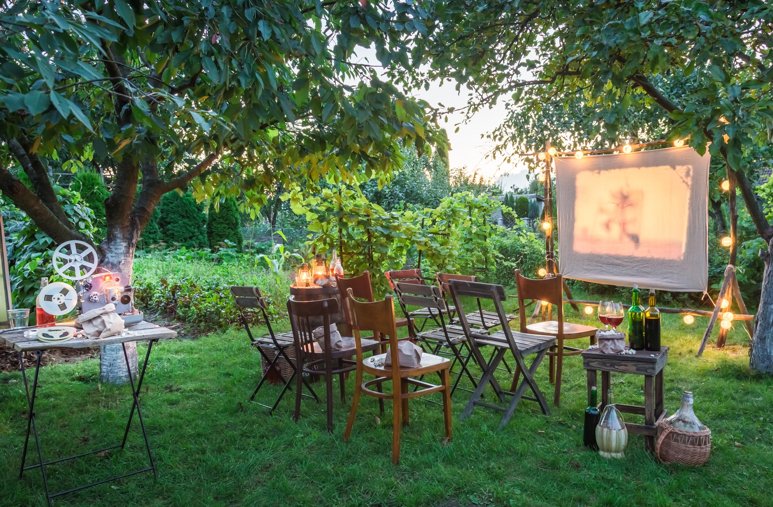 letní kino na zahradě se sezením a občerstvením