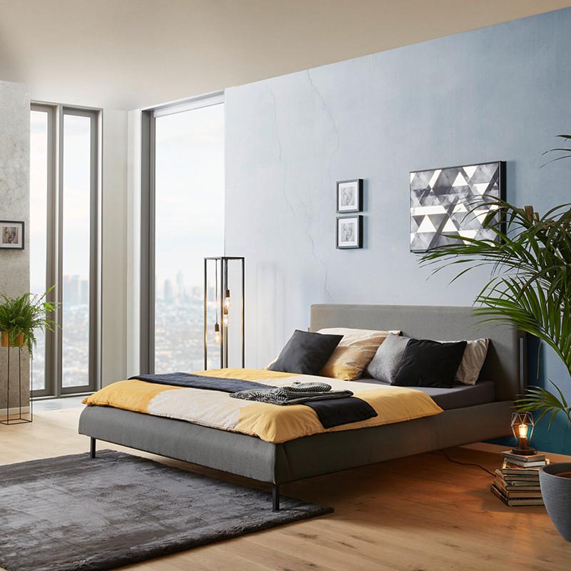 nízka čalúnená posteľ