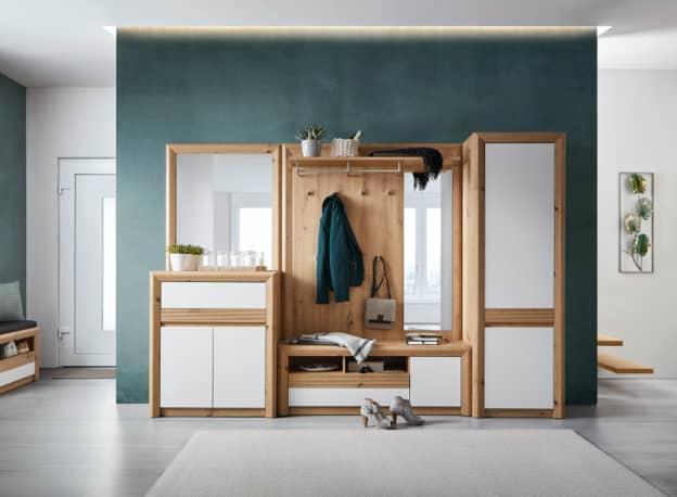 Garderobe in hellem Zimmer