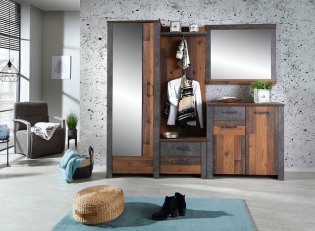 Garderobe in hellem Zimmer