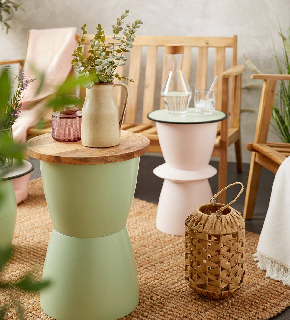 DIY príručné stolíky na balkón vyrobené z kvetináčov