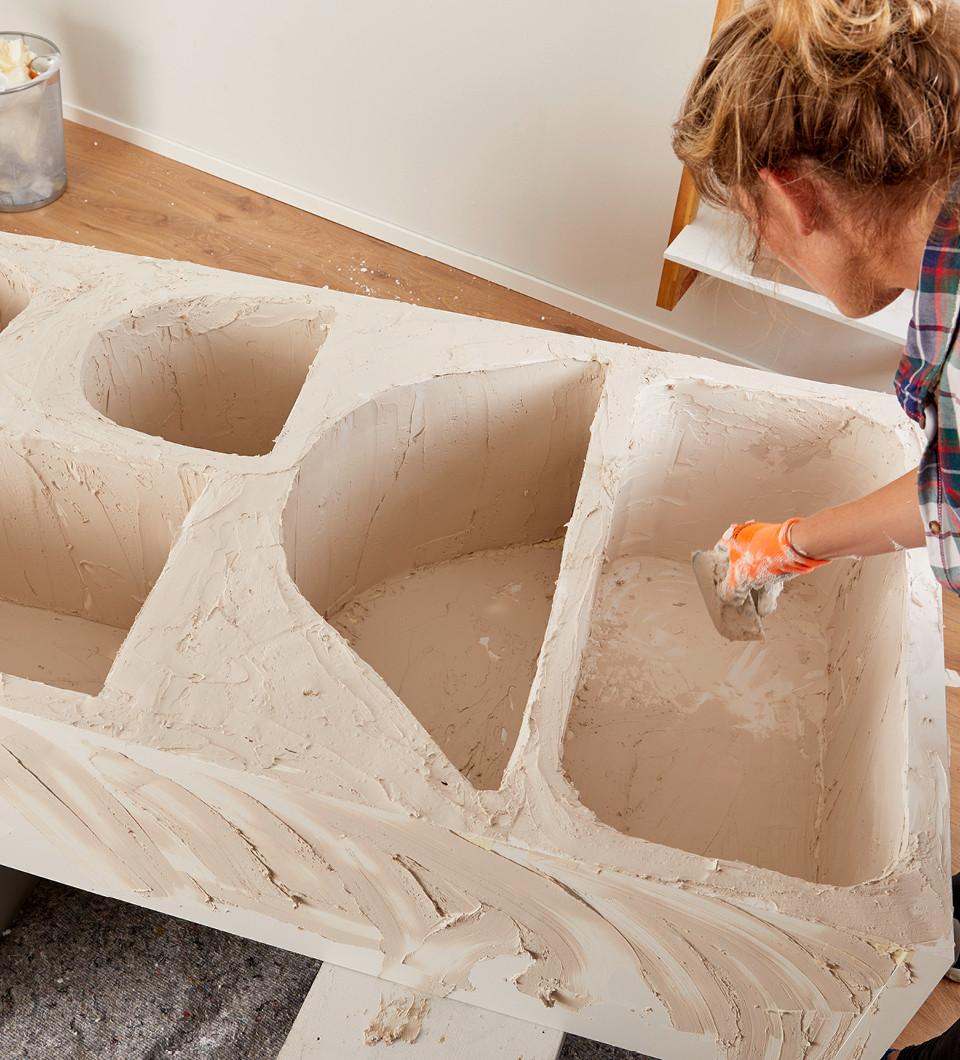 výroba DIY regálu s organickými tvarmi postup 10
