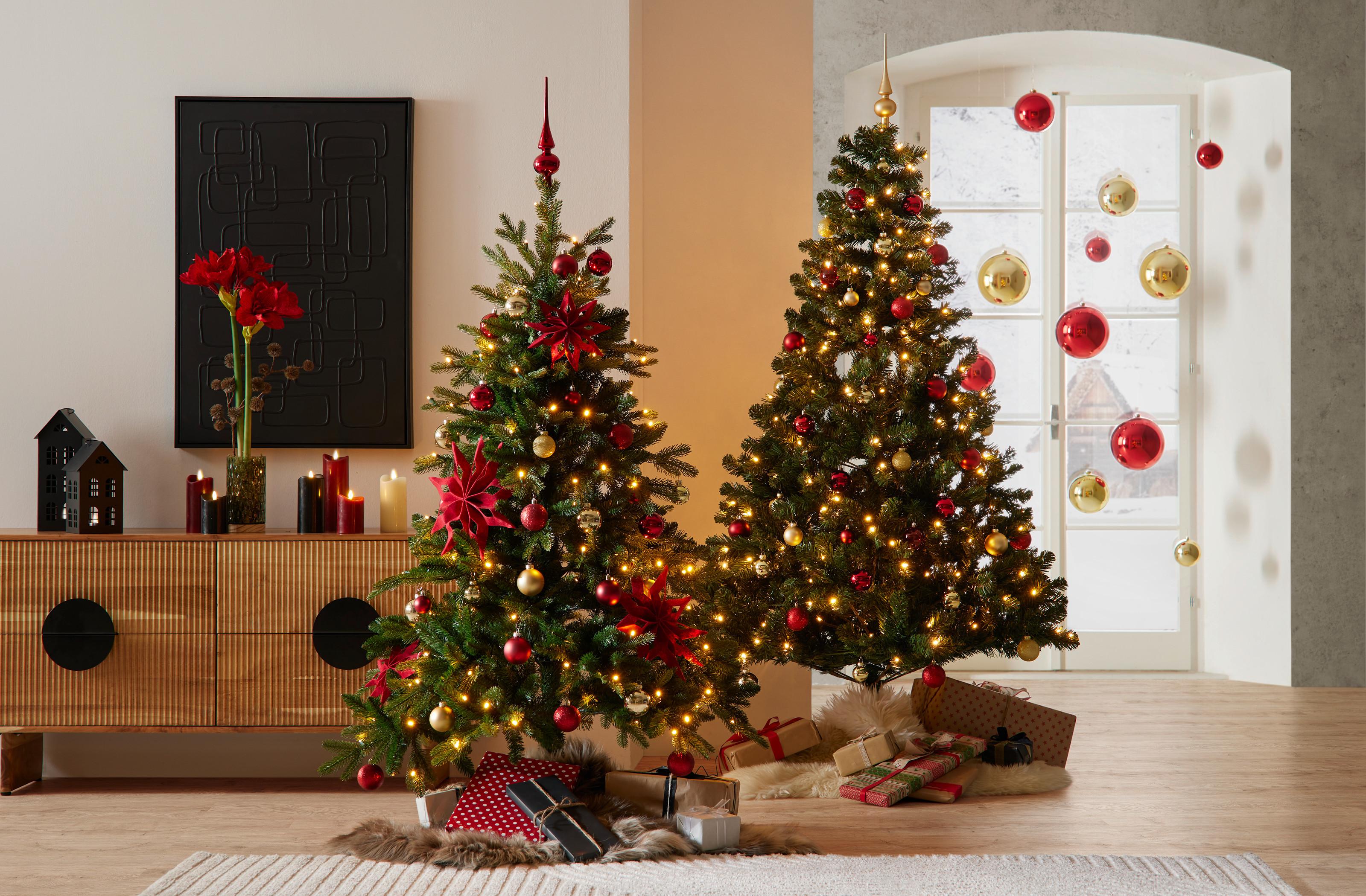 Tradične ozdobený vianočný stromček