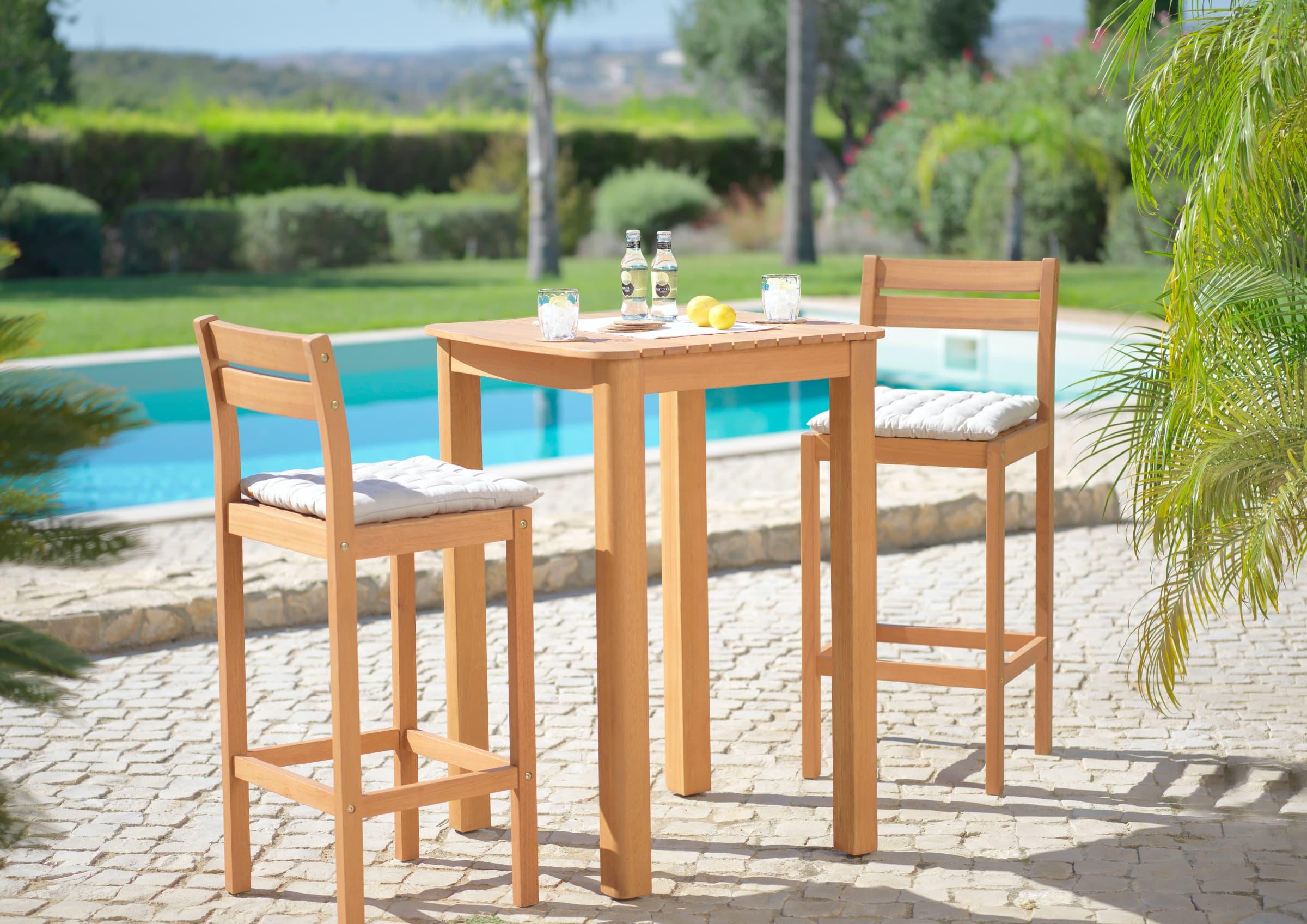 Gartenhaus aus hellem Holz vor Pool