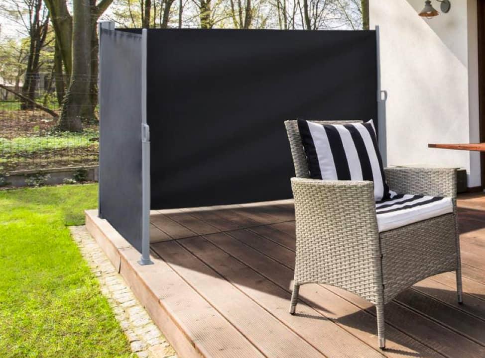 Dunkle Sichtschutzwand auf Terasse