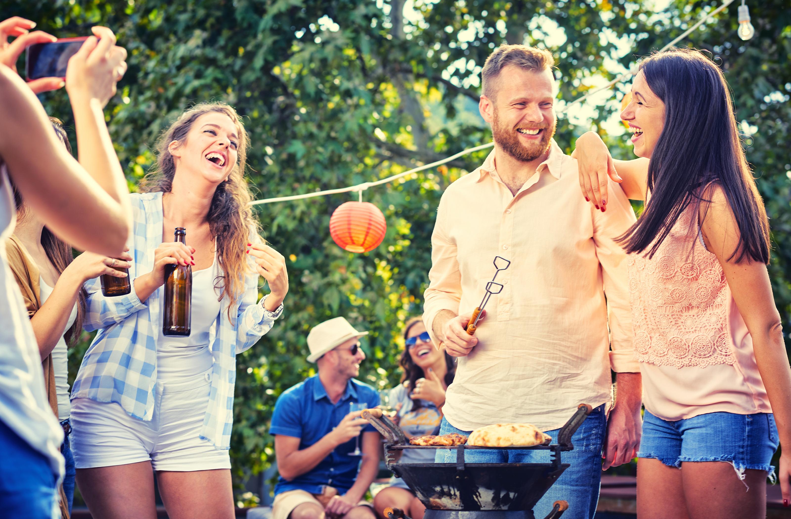 mladí lidé užívající si zahradní oslavu, garden party